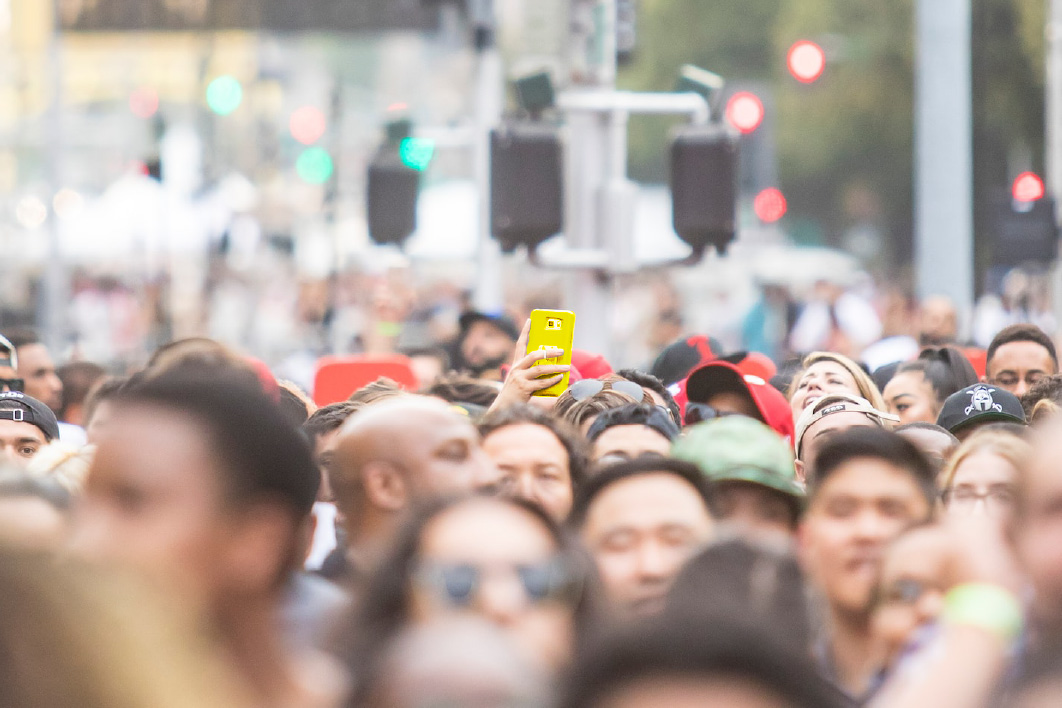 un smartphone jaune dans la foule