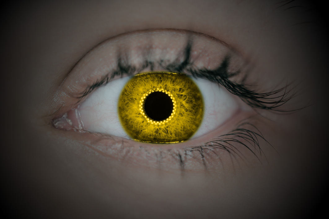 un oeil jaune